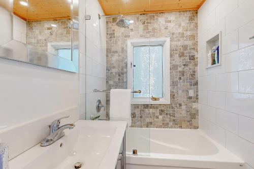 Ванная комната в 2889 Purvis Street