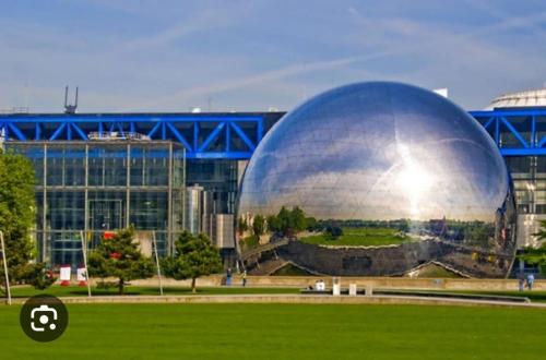 un grand dôme argenté devant un bâtiment dans l'établissement The Unforgetable at Canal de l'Ourcq, à Paris