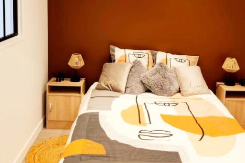 um quarto com uma cama grande e almofadas em Cozy 2-room 3 min from Mantes train station em Mantes-la-Jolie