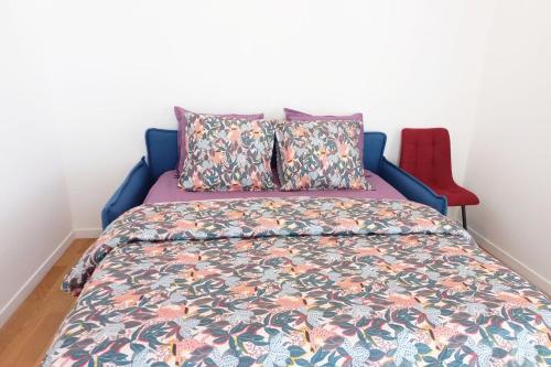 1 cama con cabecero azul y almohadas en Modern and Smart - Paris 13, en París