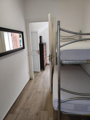 sypialnia z łóżkiem piętrowym i korytarzem w obiekcie Casa Giannina w mieście Palermo