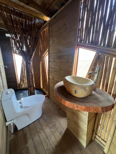 La salle de bains est pourvue d'un lavabo et de toilettes sur un comptoir. dans l'établissement JERUSALEMA BEACH GLAMPING, à Tolú
