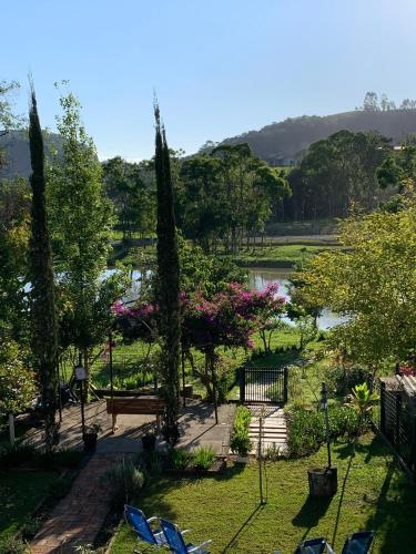 uma vista para um parque com árvores e um lago em Hotel Jardim Bulevard em Ituporanga