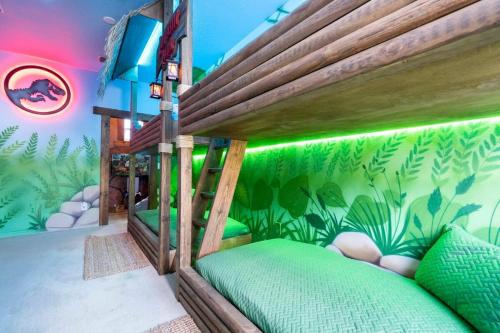 Łóżko w pokoju ze ścianą w stylu dżungli w obiekcie Marvelous 4Bd Close to Disney w Pool at 313 Tuscan Hills w mieście Davenport