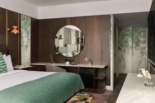 una camera d'albergo con letto e specchio di Crowne Plaza Dublin Blanchardstown, an IHG Hotel a Blanchardstown