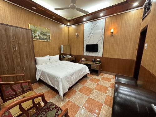 Un pat sau paturi într-o cameră la Nhật Tân Hotel