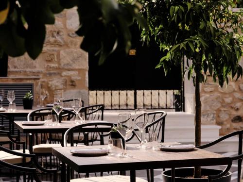 A restaurant or other place to eat at Argini Syros