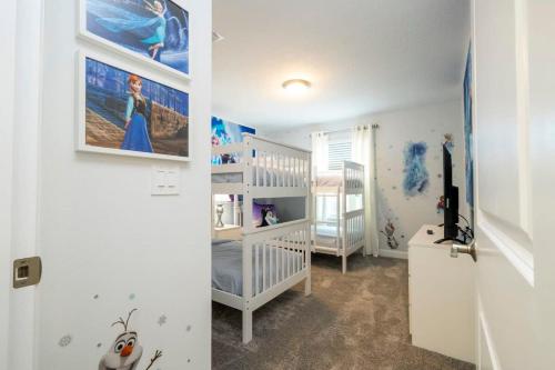 Habitación infantil con cuna y litera en Fantastic 4 Bd w Pool at Storey Lake Resort 2709, en Kissimmee