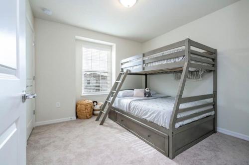 een slaapkamer met een stapelbed en een ladder bij Stunning 5Bd w Pool at Windsor Island Resort 4106 in Davenport