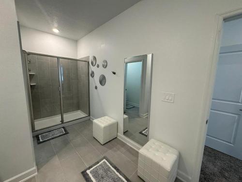 ein Bad mit einer ebenerdigen Dusche und einem WC in der Unterkunft La Patrona: 5Bd w Private Pool & Waterpark @ Champions Gate 8919 in Kissimmee