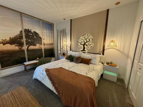 ein Schlafzimmer mit einem Bett und einem großen Fenster in der Unterkunft La Patrona: 5Bd w Private Pool & Waterpark @ Champions Gate 8919 in Kissimmee