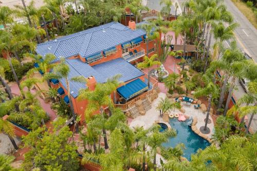 una vista aérea de una casa con piscina en Cactus House by AvantStay Famous Cactus Compound en Los Ángeles