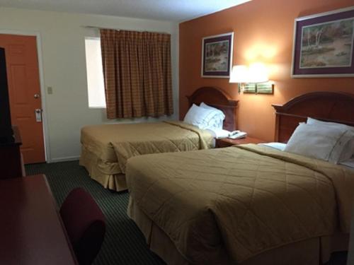 pokój hotelowy z 2 łóżkami i oknem w obiekcie Best Way Inn Seneca - Clemson w mieście Seneca