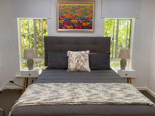 Säng eller sängar i ett rum på Tree Lights Stay - Relaxing, Private Guest Suite