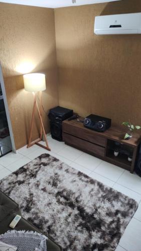 a living room with a table and a lamp and a rug at Casa 2 quartos na Taquara -Duque de Caxias in Duque de Caxias