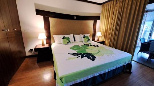 - une chambre avec un grand lit dans l'établissement TAHITI - Condo Lafayette Beach, à Arue