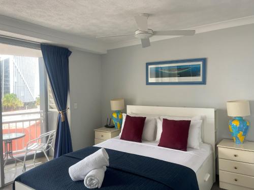 ein Schlafzimmer mit einem Bett und einem Balkon in der Unterkunft Wharf Boutique Apartments in Gold Coast