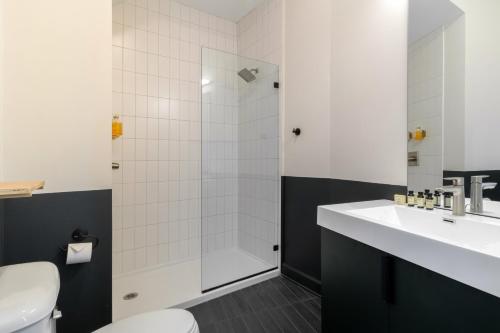 een badkamer met een douche, een wastafel en een toilet bij Conway B203 by AvantStay Private Balcony 5mins to Broadway in Nashville