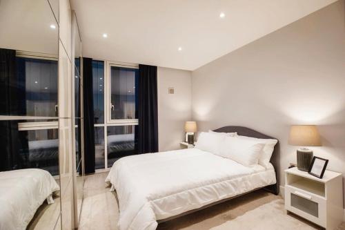 Un pat sau paturi într-o cameră la Modern 2BR London Flat Style and Comfort Combined