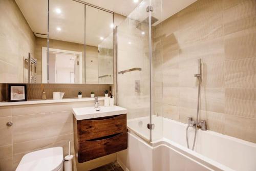 Modern 2BR London Flat Style and Comfort Combined tesisinde bir banyo