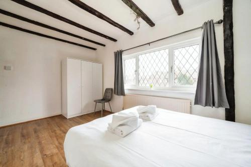 Katil atau katil-katil dalam bilik di Charming 3BR House With Free Parking and Garden