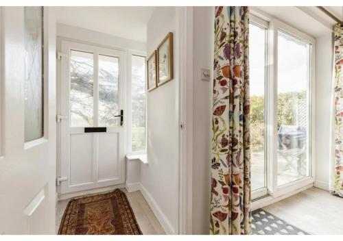 um corredor com uma porta e uma janela em 3BR Cheltenham Home - Elegance and Comfort em Cheltenham