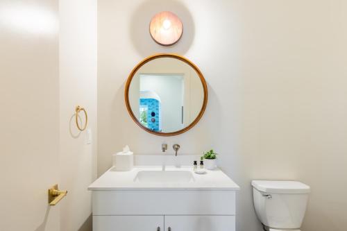 een badkamer met een witte wastafel en een spiegel bij Outrider 1024 by AvantStay Private Balcony Minutes to Broadway Downtown in Nashville