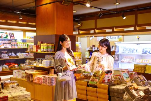 Huéspedes de Ooedo Onsen Monogatari Premium Yamashitaya