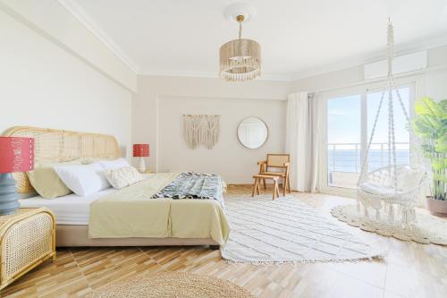 San Stefano Seaview Paradise - B9 في الإسكندرية: غرفة نوم بيضاء مع سرير ونافذة كبيرة