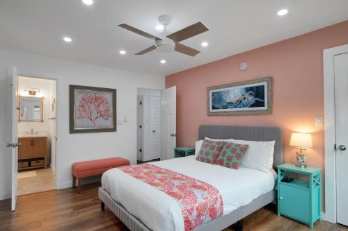 Säng eller sängar i ett rum på Shem by AvantStay 10 Mins to Downtown Charleston Yard Patio