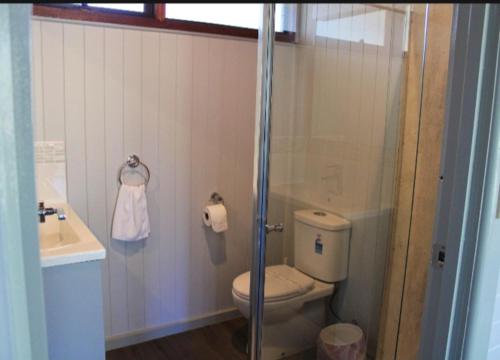 a bathroom with a toilet and a sink at Happy Wanderer Holiday Resort The Grampians in Wartook