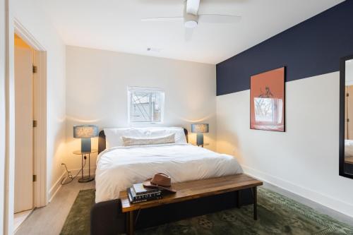 a bedroom with a bed and a table at Outrider 111 by AvantStay 5 Minutes to Broadway in Nashville