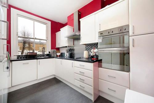 Una cocina o cocineta en Chic and comfortable London 2BR home