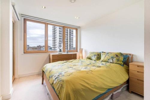 Llit o llits en una habitació de 1 bedroom penthouse flat in East London