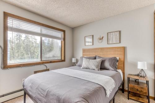 een slaapkamer met een groot bed en een raam bij Thunderhead Lodge Condo 204 - Modern Heated Pool & Games in Government Camp