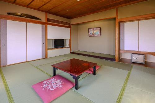 Una televisión o centro de entretenimiento en Ooedo Onsen Monogatari Premium Yamashitaya