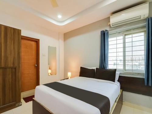 ハイデラバードにあるOYO Flagship Hotel Green Majestic-Hitexのベッドルーム(大きな白いベッド1台、窓付)
