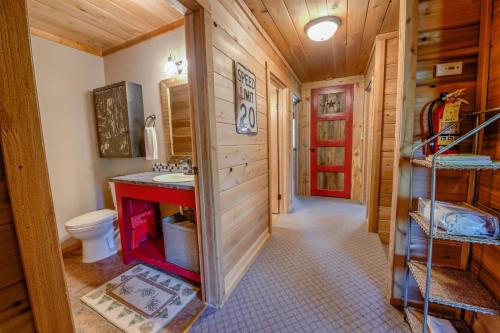 - une salle de bains pourvue d'un lavabo et de toilettes dans une cabine dans l'établissement Alpine Star Lodge, à West Yellowstone