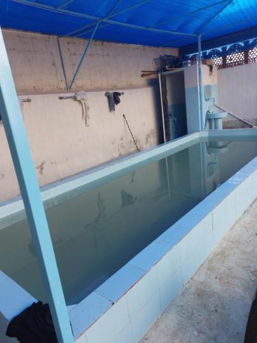 uma banheira num edifício com um tecto azul em SYED Rest House em Karachi