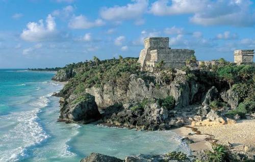 zamek po stronie kamienistej plaży w obiekcie Departamento en riviera Maya w mieście Tulum