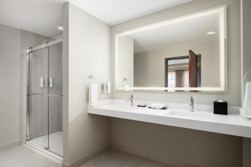 Bilik mandi di Embassy Suites Lincoln