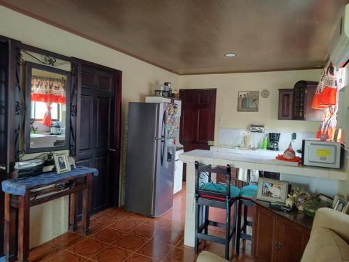 een keuken met een roestvrijstalen koelkast en een aanrecht bij Casa 28 Millas in Madre de Dios