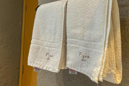 two towels are hanging on a wall at Casa Beverly Hills Pysá 02 Milagres Nobile Stays in São Miguel dos Milagres