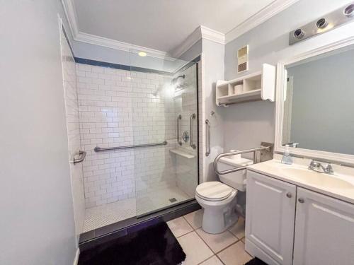 Un baño con ducha, inodoro y lavabo. en Anchors Aweigh!, en Destin