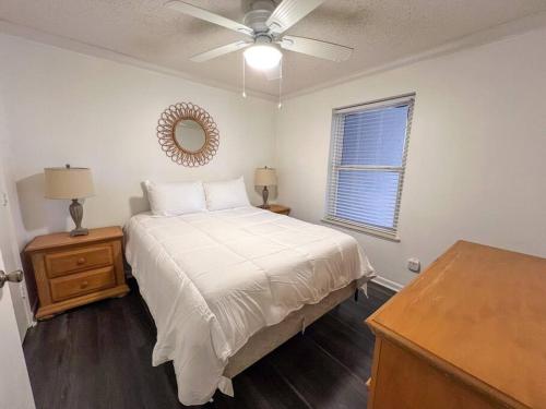 Un dormitorio con una cama y un ventilador de techo. en Anchors Aweigh!, en Destin