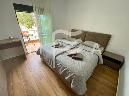 um quarto com uma cama com duas toalhas em Sunny Moon 510 em Durrës