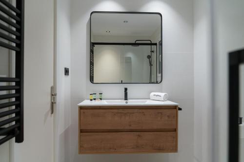 巴塞隆納的住宿－Stay U-nique Apartments Balmes II，一间带水槽和镜子的浴室
