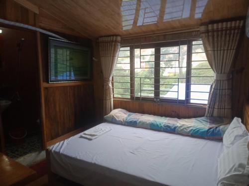 Nhà nghỉ Phú Lý tesisinde bir odada yatak veya yataklar
