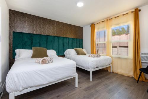 Tempat tidur dalam kamar di Prime Location and Luxury Living w/ Hot Tub
