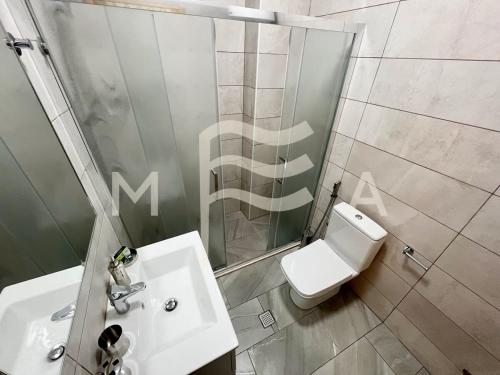 uma casa de banho com um WC, um lavatório e um chuveiro em Harmony 591 em Durrës